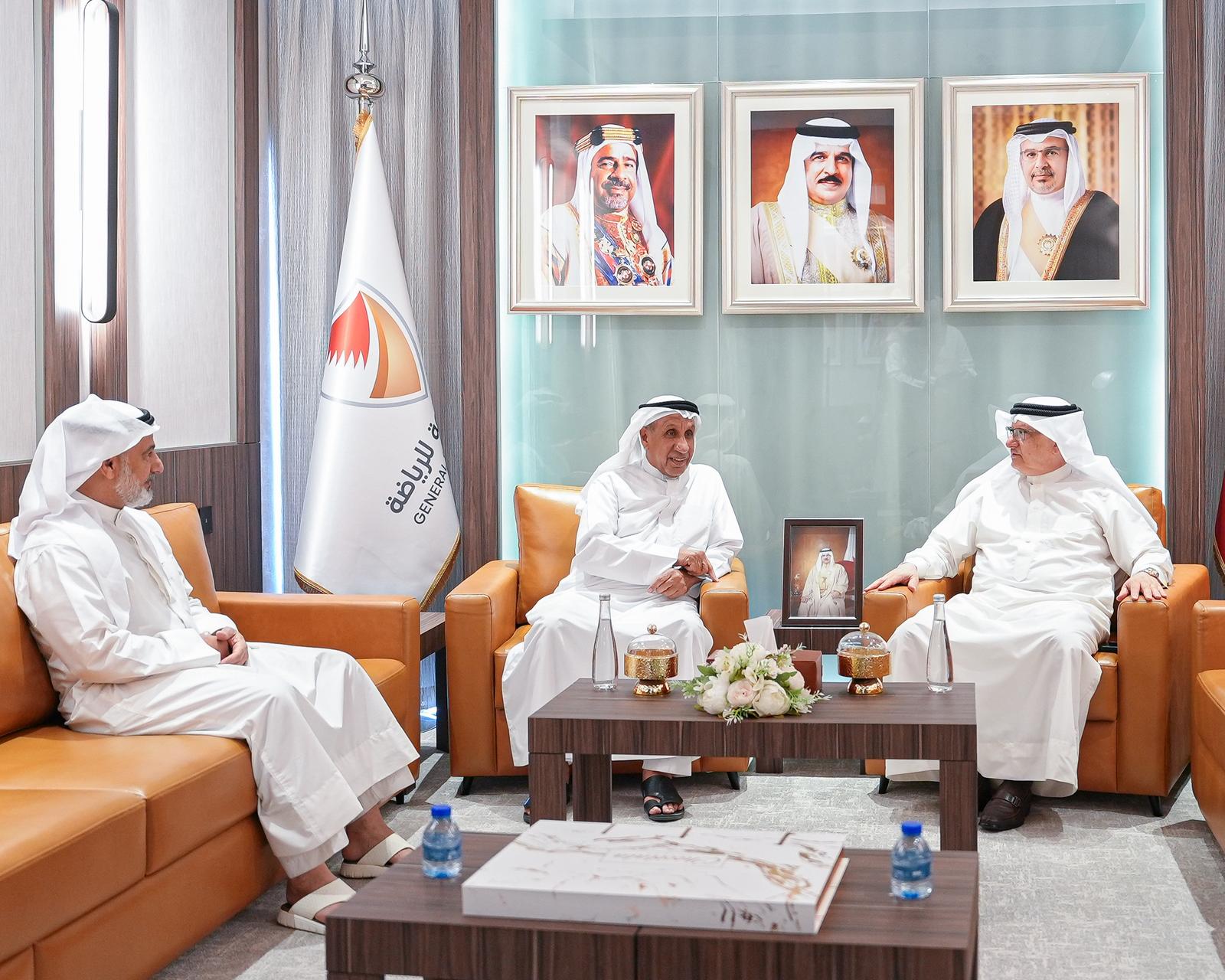 نقل لهم تحيات خالد بن حمد  عسكر يجتمع مع رئيس نادي الاتفاق ويهنئ النادي بالصعود إلى دوري ناصر بن حمد الممتاز
